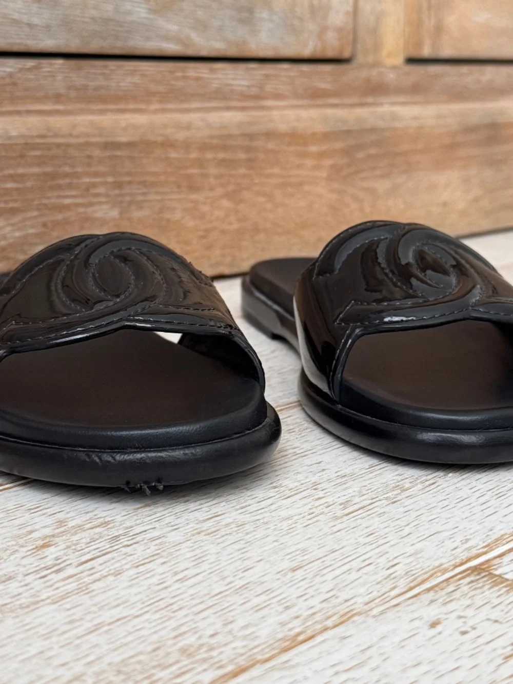 UNWORN Chanel black patent leather Interlocking CC logo slides 40